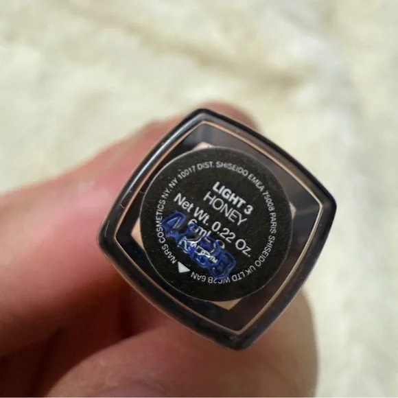 NARS 
Radiant Creamy Concealer with Hydrating Medium Coverage Honey - L3 - - Picture 4 of 5